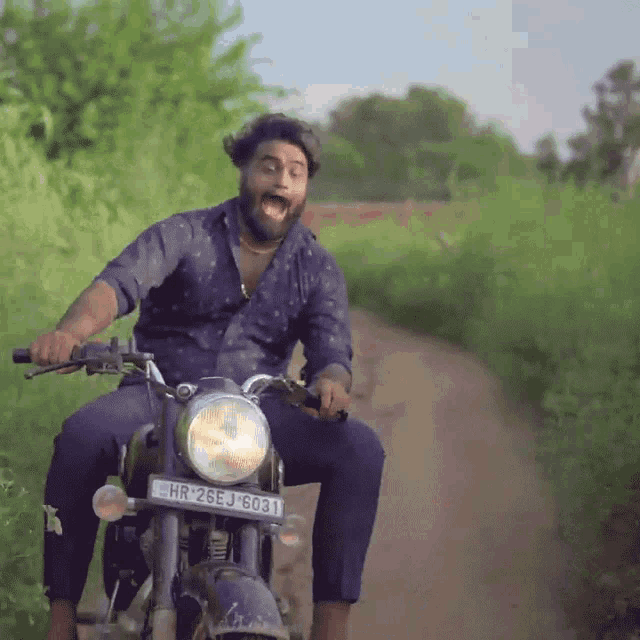 a man is riding a motorcycle with a license plate that says hr 25ej 3031