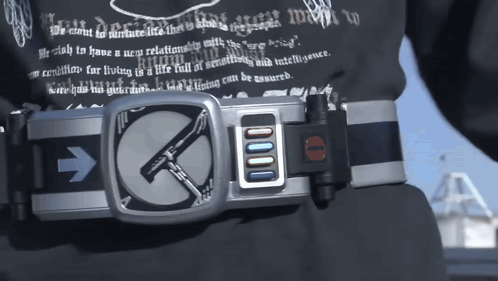 a person is wearing a belt with a g on it and an arrow pointing to the right